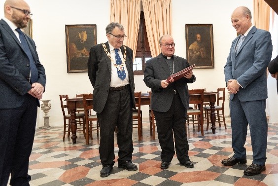 Read more about the article Presentation to Archbishop (21/10/21)